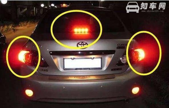 汽车刹车灯在哪个位置，车尾两侧尾灯以及正上方各一个
