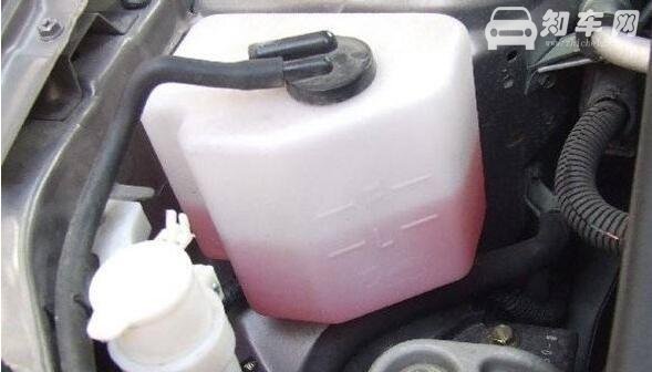 汽车水箱可以加水吗，加水容易损坏冷却系统