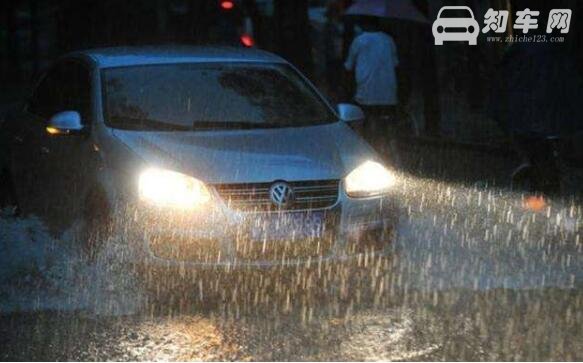 新手雨季开车技巧详解，小白看了也能够轻松应对