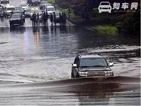 新手雨季开车技巧详解，小白看了也能够轻松应对