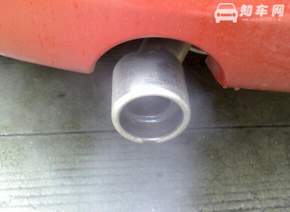 汽车排气管冒白烟怎么办，可能是你的散热系统漏水了