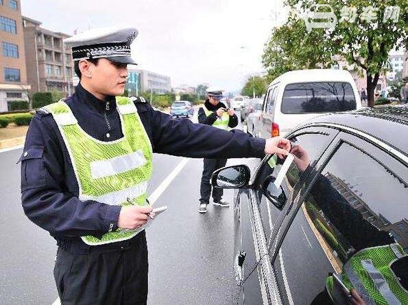 新交规违章停车扣分吗，特殊路段要扣2-6分