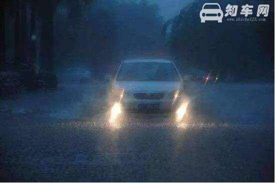 雨天开车开什么灯，不正确开启车灯后果更严重