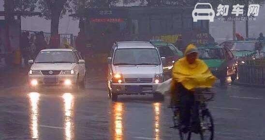 雨天开车开什么灯，不正确开启车灯后果更严重