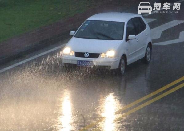 雨天开车开什么灯，不正确开启车灯后果更严重