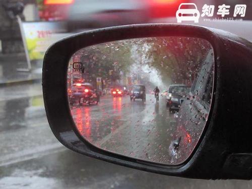 后视镜不沾雨水的方法 雨雪雾天气如何让后视镜不沾雨水