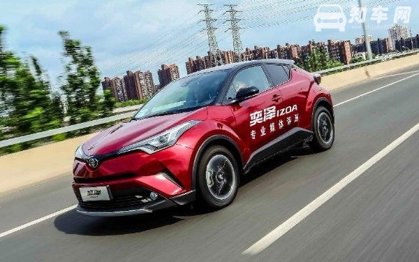 丰田suv12万自动档如何选择 两款12万元丰田SUV对比测评