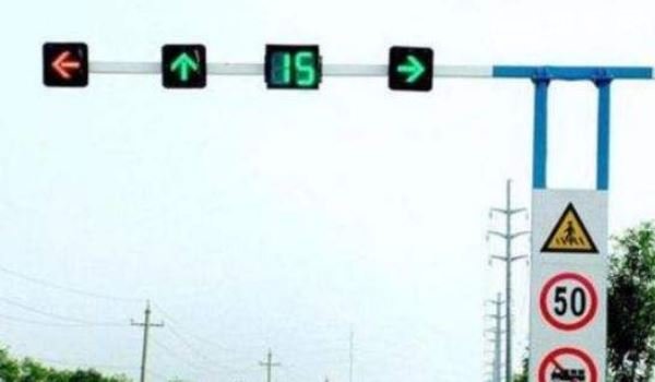 红绿灯右转要等绿灯吗