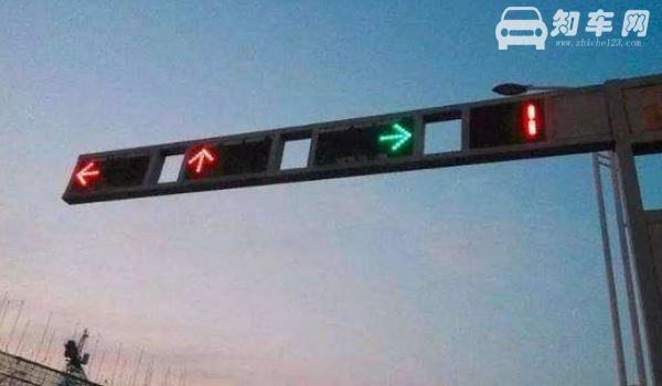 红绿灯右转要等绿灯吗