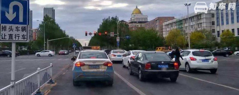 绿灯过了停止线前面堵车变了红灯可以走吗