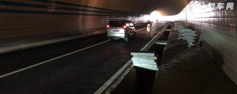 车辆驶入双向行驶隧道前,应开启什么灯