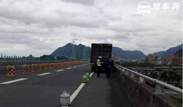 叫一次拖车大概多少钱 收费200起空车2元每公里/重车5元每公里